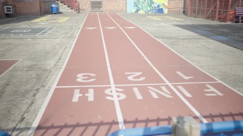 La cour d'une école publique arbore fièrement une piste de course de 40 mètres, promettant des exploits athlétiques et des victoires