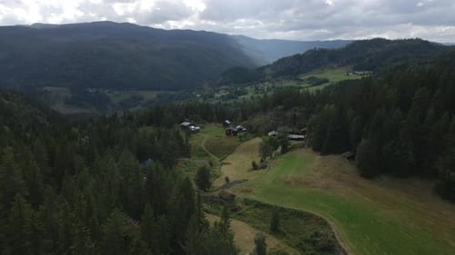 Vue aérienne de petites maisons résidentielles situées dans la vallée du Telemark, en Norvège.