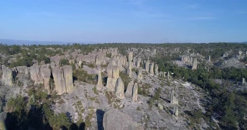 Vue aérienne de dos d'un chariot au-dessus de formations rocheuses à El Valle de los Monies, région de Copper Canyon, Chihua