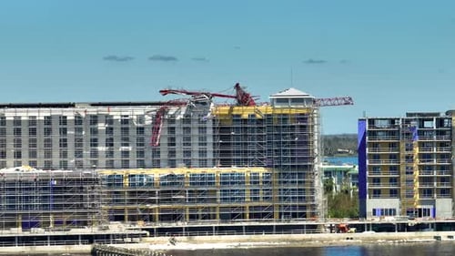 Vista aérea de una grúa de construcción arruinada por el huracán Ian en un alto edificio de apartamentos en el puerto