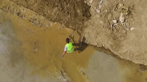 Vista aérea: actividad del sitio de excavación: preparación de cimientos para concreto