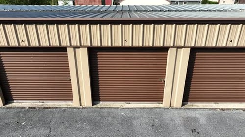 Unités de garage de stockage aux États-Unis. Gros plan aérien d'un espace de rangement en libre-service brun et beige.
