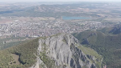 Vue aérienne de Vratsa et du paysage environnant