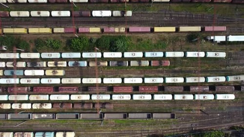 Vista aérea del patio de trenes con vagones de carga