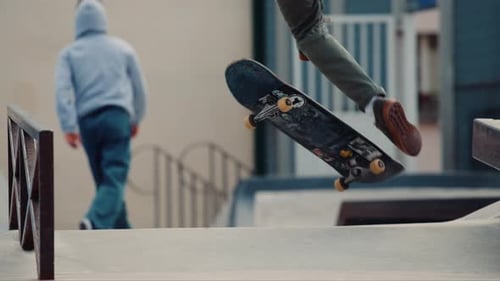 incroyable trick Tre Flip 360 Flip sur skateboard par un skateur au skate park Ralentissement 4k 30p
