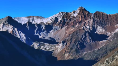 Zumbido aéreo Crowley de Mammoth Lakes, montañas escarpadas de California, Convict Canyon, Mount Morrison Morgan