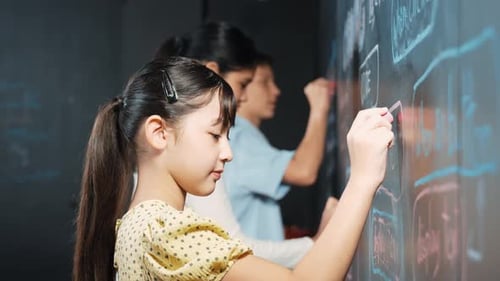 Multikultureller Student, der technischen Code mit Seitenansicht schreibt. Erbauung