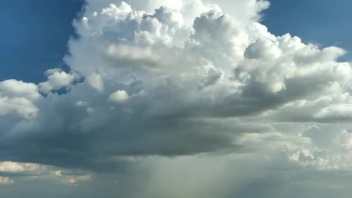 Dunkle stürmische Wolken bilden sich am düsteren Himmel vor starken Regenfällen über dem Vorstadtgebiet