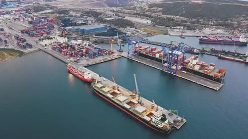 Kommerziell Frachtmassenterminal mit Frachtschiffen des Industriehafens
