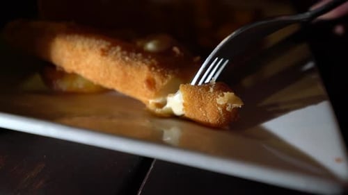 Queso frito Vyprazany syr, cocina checa, cortar queso elástico a cámara lenta