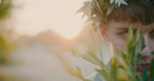 Retrato de homem hippie apreciando a natureza ao pôr do sol ao entardecer