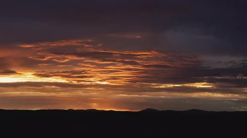 Wunderschöne Mittelaufnahme im Zeitraffer bei Sonnenaufgang