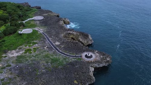 Zumbido captura un extenso sistema de plataforma costera en medio de una costa rocosa