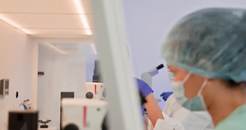 Embryologe führt IVF-Verfahren im modernen Labor durch