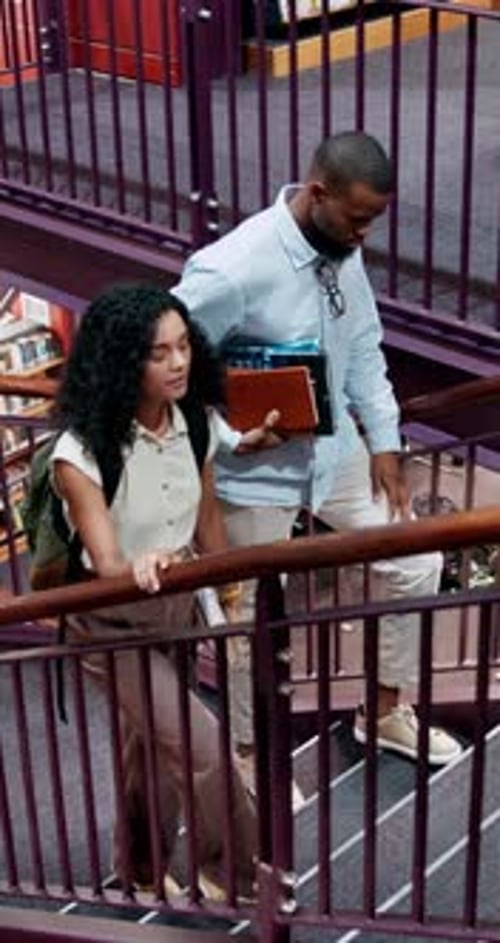 Escadarias da universidade, amigos e biblioteca com livros para informações e aprendizado