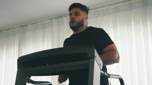 Jovem bonito treinando em esteira, máquina, treino na academia