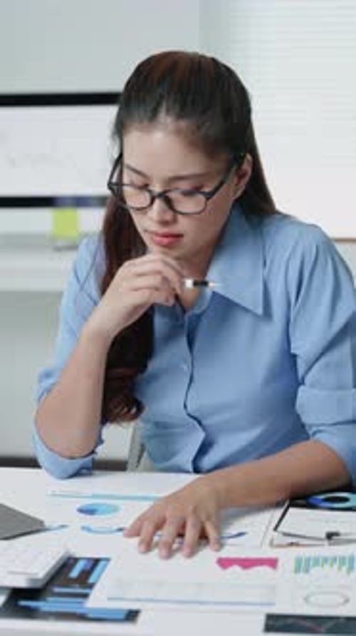 Geschäftsfrau arbeitet