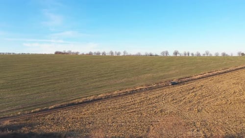 Voando sobre veículo off-road em rota na zona rural, caminhonete dirigindo ao longo de uma estrada próxima