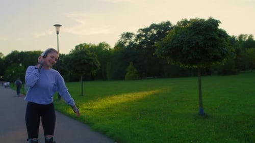 Young woman rollerblading in the park