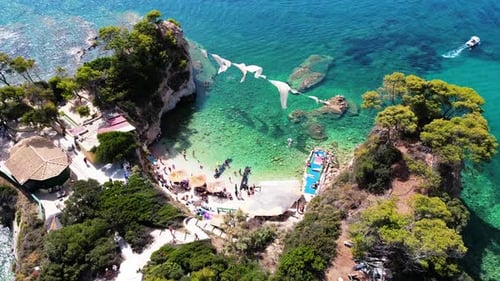 Vista aérea de la isla Tortuga de Zakynthos y un pequeño cameo en agua de mar turquesa transparente