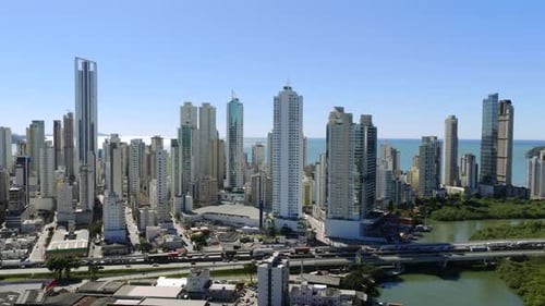 Paisaje urbano panorámico con los elegantes rascacielos de Balneario Camboriú, que abarcan vías fluviales y puentes