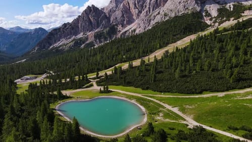 Drohne fliegt über dem wunderschönen türkisfarbenen Alpensee in den Dolomiten