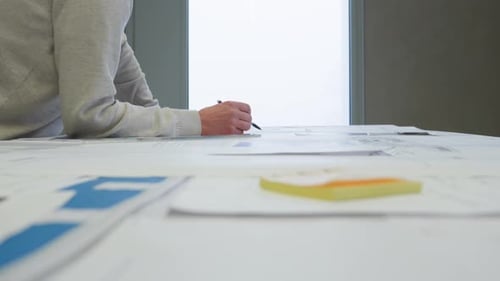 Architecte examinant les plans de construction au bureau