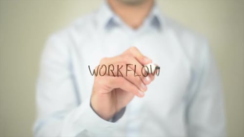 Arbeitsablauf Man schreibt auf transparentem Bildschirm