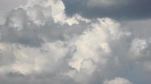 Massive Cumulonimbuswolken, die sich im Zeitraffer bilden und hoch am Himmel aufsteigen, sehr schön, dicht