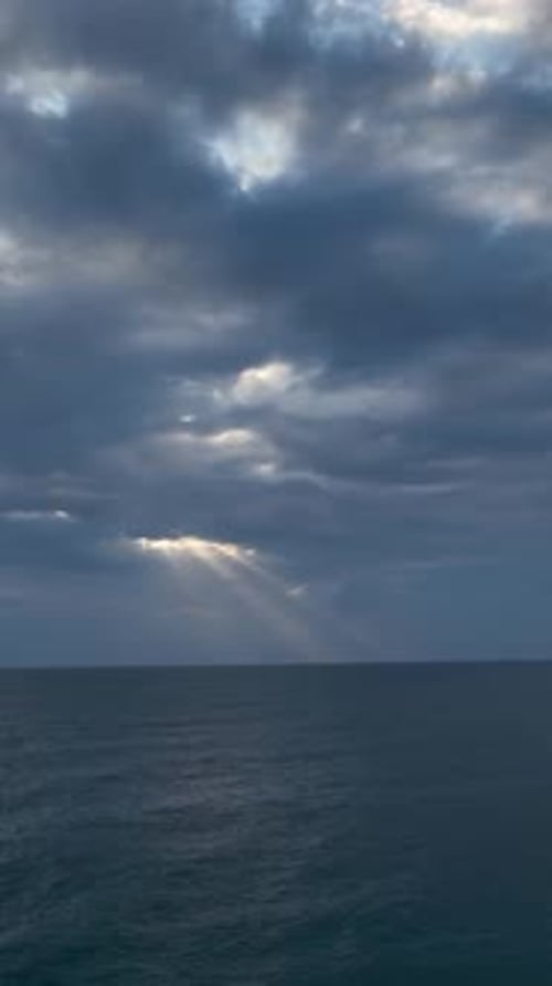 Vertikales Video Coastal Symphony Luftbild der stimmungsvollen Mittelmeerküste mit Filmmusik Ozean