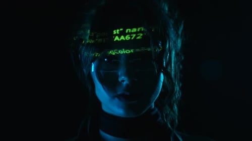 Porträt einer Frau mit grüner digitaler Code-Projektion auf ihrem Gesicht