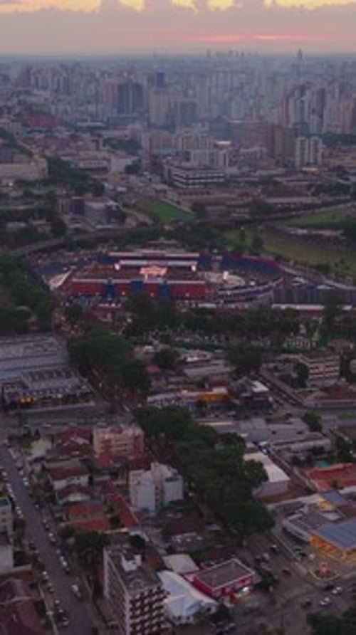 Horizonte de Curitiba en Curitiba en Paraná, Brasil, con parques verdes y entorno de parques de Curitiba