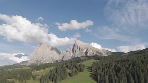 Vue aérienne d'établissement de l'Alpe di Siusi avec une remontée mécanique en Italie