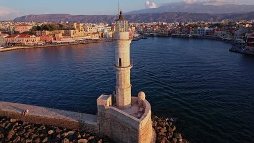 Der historische Leuchtturm steht hoch am alten Hafen von Chania bei Sonnenuntergang