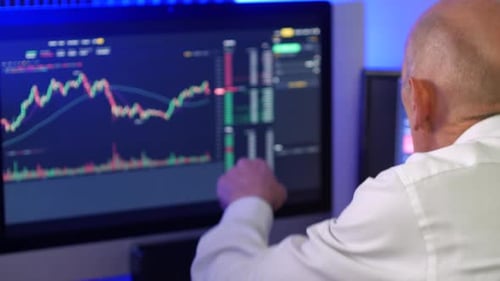 Empresario estresado pierde dinero en bolsa. El hombre maduro está buscando divisas y criptomonedas