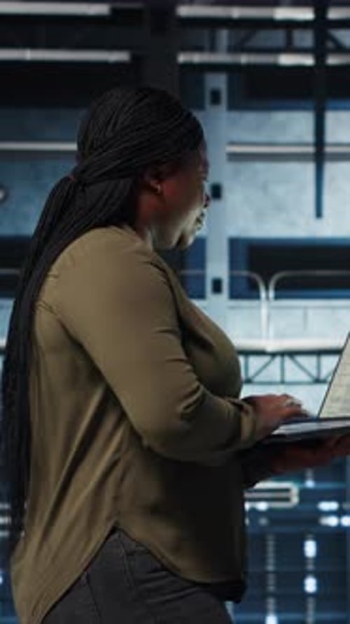 Разработчик программного обеспечения для вертикального видеонаблюдения в центре обработки данных использует ноутбук для развертывания новой серверной архитектуры