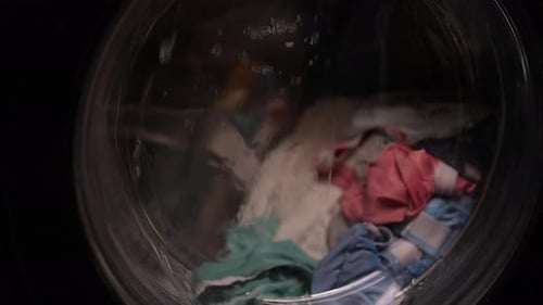 Die Waschmaschinentrommel wird während des Waschvorgangs mit Frischwasser gefüllt, wenn die Wäsche mit Seife gereinigt wird