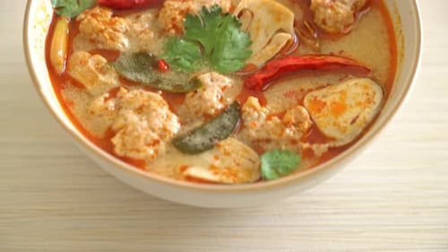 soupe épicée de porc bouilli aux champignons - Tom Yum - Cuisine asiatique