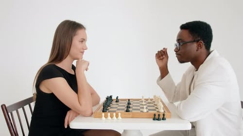 Afroamerikaner und ein junges kaukasisches Mädchen spielen Schach