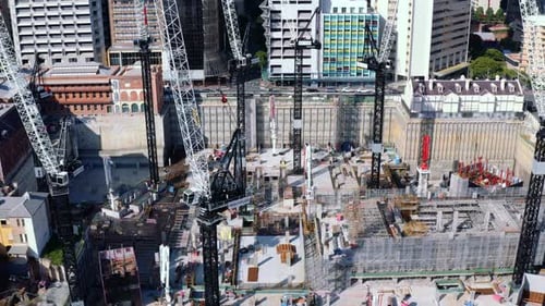 Sitio de construcción de Queen's Wharf, grúas altas que construyen pisos subterráneos en el distrito financiero de Brisbane, QLD, Austria