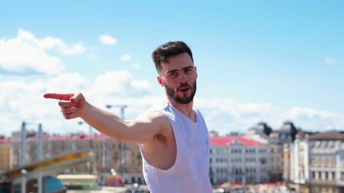 Junger attraktiver stilvoller Mann mit Tattoos Freestyle Dancing auf dem