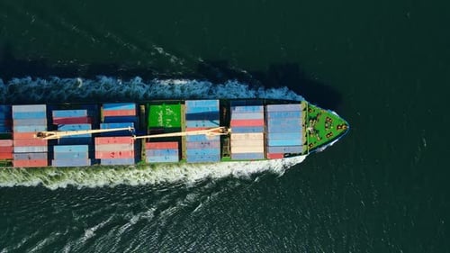 Navire de charge transportant des conteneurs, directions vers le port de fret