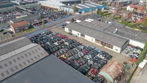 Luftaufnahme von alten Autowracks auf einem großen Schrottplatz auf industriellem Gelände
