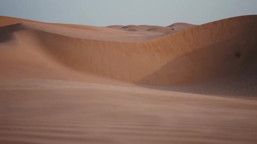 Sand tanzt im Wüstenwind. Ruhige Bewegung, natürliche Schönheit und ruhige Szenen. Ideal für Nat