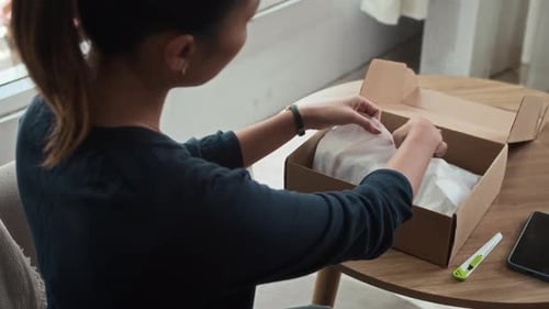 Caixa de seleção de compradores femininos com sapatos novos