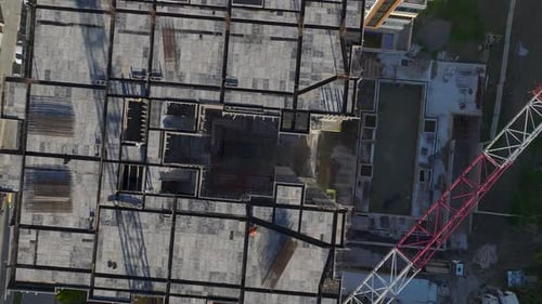 Vídeo aéreo de la construcción de edificios a mitad de etapa