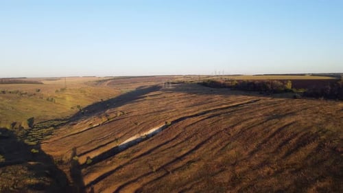 Aufnahme einer ländlichen Landschaft mit Hochspannungsleitung im Hintergrund