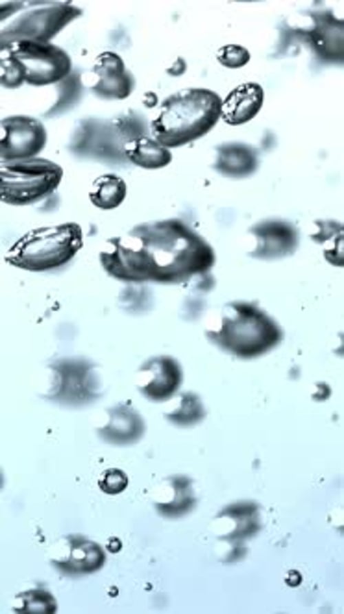 Ralenti : bulles d'air sous-marines filmées par une caméra haute vitesse à 1000 images par seconde