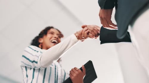 Poignée de main, accord et gens d'affaires au pouvoir avec un accord, un partenariat ou une fusion d'entreprise