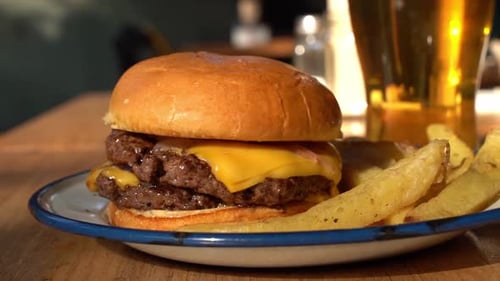 Cheeseburger mit Rindfleisch auf einem Teller in einem Fast-Food-Restaurant mit amerikanischer Küche